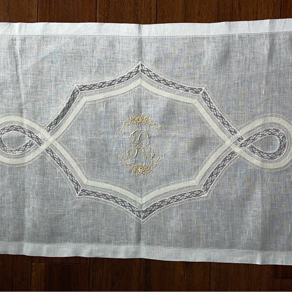 Vintage Linen White One Beige “R” Hand Embroidered Table Runner. - Picture 10 of 10